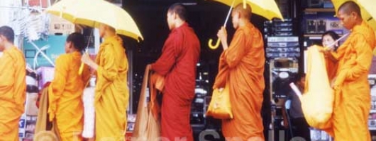 Bettelmönche in Phnom Penh