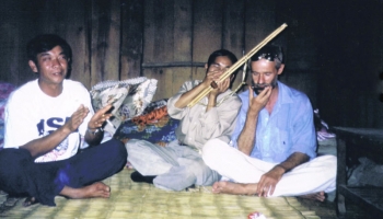 Rainer Spallek musiziert mit Laoten