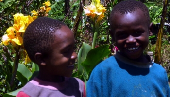 Jungs im Maasai-Dorf